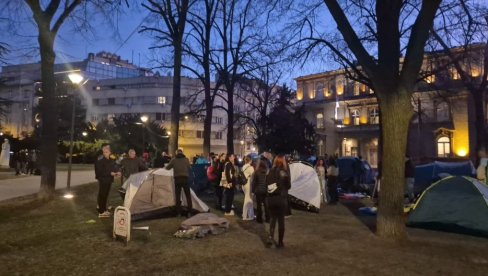 SVE VIŠE ŠATORA ISPRED PREDSEDNIŠTVA: Studenti će celu noć provesti u Pionirskom parku (VIDEO)