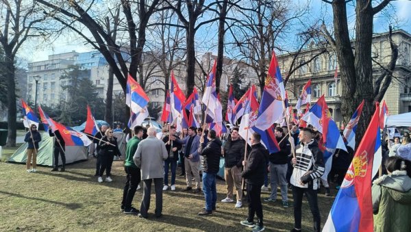 БОЖЕ ПРАВДЕ У ПИОНИРСКОМ ПАРКУ: Студенти који желе да студирају развили тробојке и запевали химну (ВИДЕО)