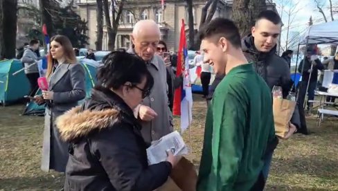 PENZIONERI DOLAZE DA PODRŽE STUDENTE KOJI ŽELE DA UČE: Donose im hranu - i najstariji uz omladinu (VIDEO)