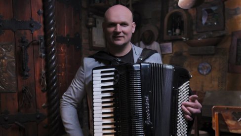 NOTA RUMUNJEŠTE: Miloš Janković bogatu muzičku tradiciju obogatio specifičnim ritmom (FOTO/VIDEO)