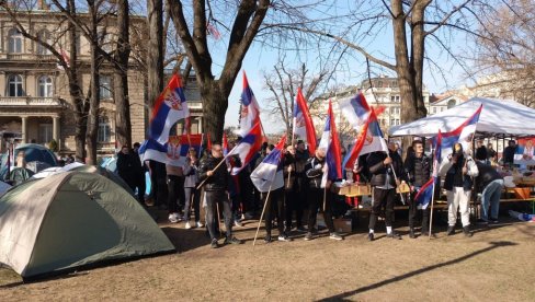 СТУДЕНТИ ПЕВАЈУ БОЖЕ ПРАВДЕ: У Пионирском парку ори се химна Србије (ФОТО/ВИДЕО)