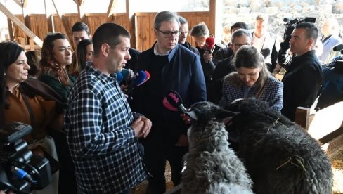 SRĐAN SE BAVI STOČARSTVOM, IMA PREKO 600 OVACA Posetio ga predsednik Vučić: Mnogo sam srećan što se vratio u svoju Srbiju iz Švedske