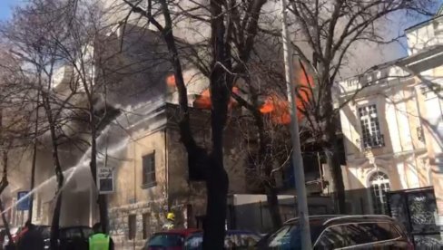 POŽAR U FRANCUSKOJ ULICI: Kulja vatra - vatrogasci na terenu (FOTO/VIDEO)