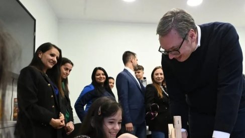 BESKRAJNO HVALA MALOJ DUNJI NA PREDIVNOM POKLONU Predsednik Vučić sa decom u Alibunaru