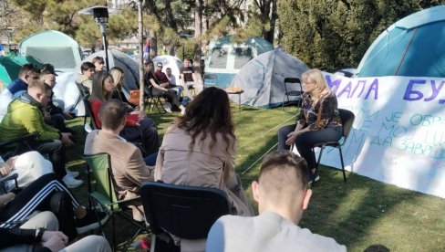 PROFESORKA TANJA PUŠKAR ODRŽALA PREDAVANJE U PIONIRSKOM PARKU: Podrška studentima koji žele da uče (VIDEO)