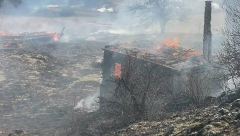 DRAMA NA SEVERU CRNE GORE: Vatra guta napuštene kuće, preti selima i Nacionalnom parku Durmitor (FOTO)