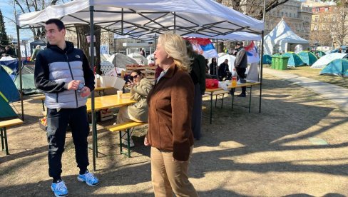 PROFESORKA SVETLANA VUJOVIĆ SA STUDENTIMA KOJI ŽELE DA UČE: Razgovaraće sa mladima koji žele nazad na fakultete (FOTO/VIDEO)