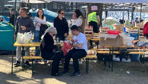 KNJIGE ZA STUDENTE: građanka oduševila poklonom koji je donela u Pionirski park (VIDEO)