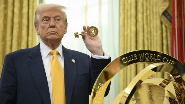 АМЕРИ СЕ КРСТЕ И ЛЕВОМ И ДЕСНОМ РУКОМ! Доналд Трамп организује спортско такмичење у Белој кући АМЕРИ СЕ КРСТЕ И ЛЕВОМ И ДЕСНОМ РУКОМ! Доналд Трамп организује спортско такмичење у Белој кући
