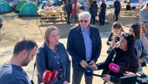 ISTIČE ROK, PODRŽIMO STUDENTE KOJI HOĆE DA UČE Profesori sa Univerziteta u Novom Pazaru došli u Pionirski park (VIDEO)