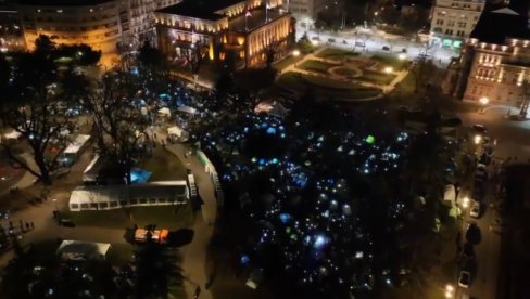 VELIČANSTVENO Studenti osvetleli Pionirski park: Hoćemo da učimo (VIDEO)