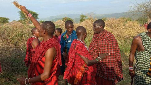 TAMO GDE LJUDI I DIVLJE ŽIVOTINJE ŽIVE U MIRU: U nacionalnom parku Ngorongoro Masaji kolevku čovečanstva dele sa slonovima i lavovima (FOTO)