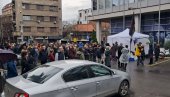 NASTAVLJA SE TEROR ISPRED RTS-a: Studenti blokaderi ne daju nikome da uđe u zgradu (FOTO)