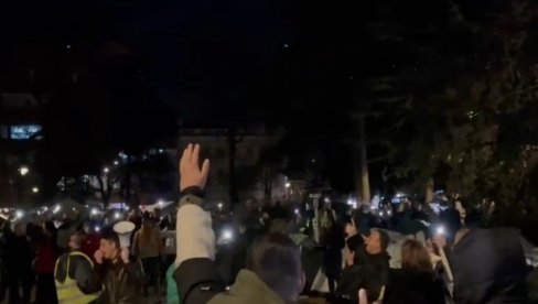 SVE VEĆI BROJ STUDENATA KOJI ŽELE DA UČE PRISTIŽE I DOLAZI U PIONIRSKI PARK: Spektakl uz skandiranje Kosovu i Metohiji (FOTO/VIDEO)