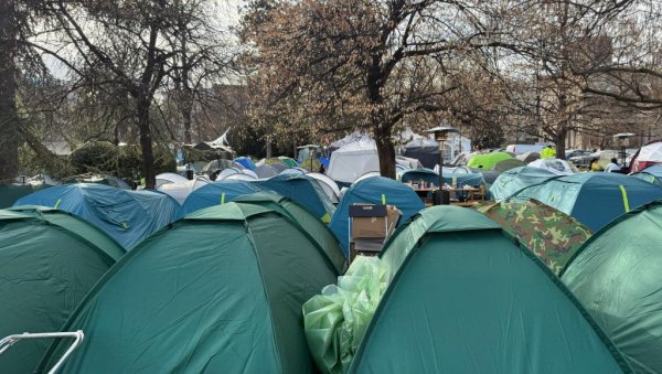 СВЕ ВЕЋИ БРОЈ СТУДЕНАТА КОЈИ ЖЕЛЕ ДА УЧЕ У ПИОНИРСКОМ ПАРКУ: Не одустају од захтева да се врате на факултете (ФОТО/ВИДЕО)