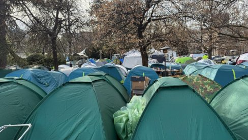 СВЕ ВЕЋИ БРОЈ СТУДЕНАТА КОЈИ ЖЕЛЕ ДА УЧЕ У ПИОНИРСКОМ ПАРКУ: Не одустају од захтева да се врате на факултете (ФОТО)