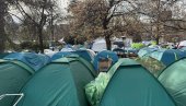 SVE VEĆI BROJ STUDENATA KOJI ŽELE DA UČE U PIONIRSKOM PARKU: Ne odustaju od zahteva da se vrate na fakultete (FOTO)