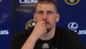 DEKI, NIKADA NEĆE BITI ZABORAVLJEN! Nikola Jokić u posebnoj majici na konferenciji za medije (VIDEO)