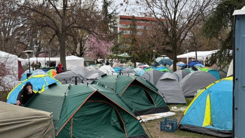 СТУДЕНТИ КОЈИ ЖЕЛЕ ДА УЧЕ И ДАЉЕ У ПИОНИРСКОМ ПАРКУ: Не одустају од захтева да се врате на факултете