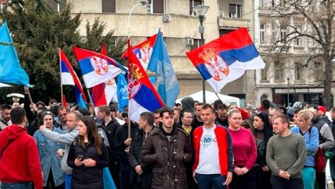 SVE VEĆI BROJ STUDENATA KOJI ŽELE DA UČE U PIONIRSKOM PARKU: Nisu odustali - Ostaju u parku (FOTO/VIDEO)