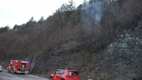 POD VATROM DESETAK HEKTARA: Požar u ataru Magliča u Ibarskoj klisuri