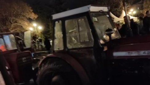 DEMONSTRANTI VEĆ POČELI DA PRAVE HAOS: Dovukli lopove, startuju traktore spajanjem žica (VIDEO)