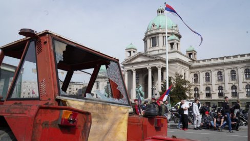 НАСИЛНИЦИ БЛОКАДЕРИ И ПЛЕНУМАШИ ХОЋЕ ДА ПРЕУЗМУ ДРЖАВУ: Блокирали центар градал, током  ноћи правили хаос по граду (ФОТО/ВИДЕО)