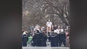 EVO JE SVA KULTURA DEMONSTRANATA U BEOGRADU I BUDUĆNOST KOJU NAM NUDE! Blokader skinuo gaće i pokazao polni organ (VIDEO)