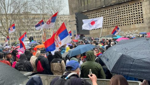 BLOKADER POVRAĆA U KONTEJNER: Sa sve čokančetom u ruci - užasna scena (VIDEO)