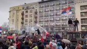 DEMONSTRANTI BLOKADERI PRAVE HAOS: Upalili baklje (VIDEO)