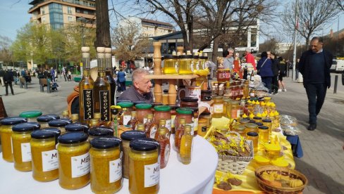 SAJMOVI MEDA I VINA DANAS U PARAĆINU: Na obe manifestacije mnoštvo izlagača i posetilaca (FOTO)