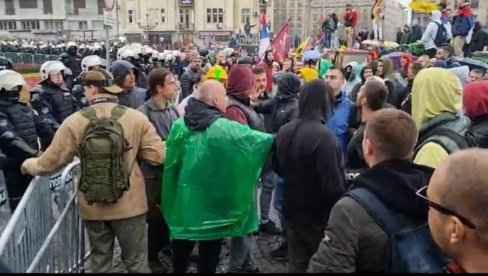 DEMONSTRANTI SE TUKU MEĐU SOBOM: Boljševički plenumaši ne mogu bez nasilja (VIDEO)