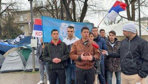 СТУДЕНТИ КОЈИ ЖЕЛЕ ДА УЧЕ И ДАЉЕ У ПИОНИРСКОМ ПАРКУ: Не одустају од захтева да се врате на факултете