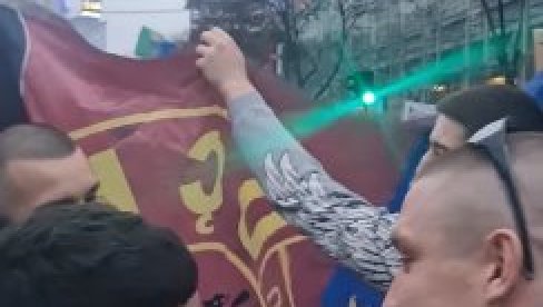 SRAMOTA U SRED BEOGRADA: Na jučerašnjem protestu opozicije i „studenata“ razvijena i zastava terorističke UČK (VIDEO)