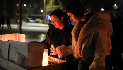 STRAVIČNA TRAGEDIJA U KOČANU: Stanovnici Severne Makedonije odaju počast stradalima u požaru (FOTO)