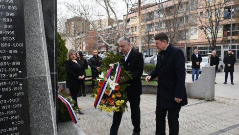 ПАМТИМО И НЕ ЗАБОРАВЉАМО: У Северној Митровици одата почаст жртвама погрома