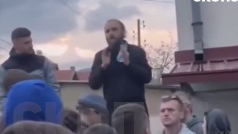 HAJDE DA SAHRANIMO DECU, PA SPALITE GRAD AKO ŽELITE Pop smirivao besne građane Kočana da ne sruše kuću gradonačelnika (VIDEO)