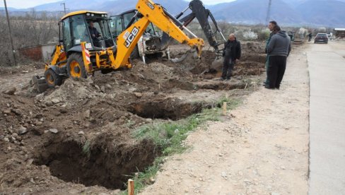 ПОТРЕСНЕ СЛИКЕ ИЗ КОЧАНА: У току копање гробова за страдале у пожару (ФОТО)