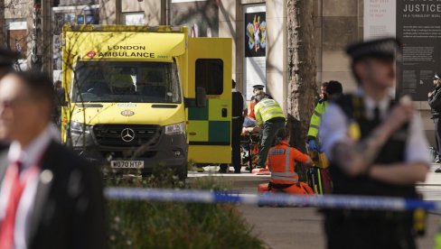 OGROMAN POŽAR U LONDONU: Gasi ga oko 100 vatrogasaca