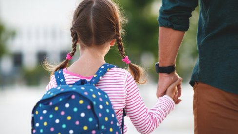 ZABORAVITE NA VEŠTAČKE TREPAVICE I NOKTE: Ovo su pravila oblačenja u školama, negde zabranjene i trenerke