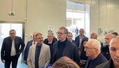 VUČIĆ OBILAZI FABRIKU ZA PRERADU VOĆA U BOJNIKU: Boriću se još jače i više da nasilje nikad ne pobedi (FOTO/VIDEO)