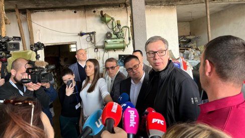 VUČIĆ RAZGOVARA SA GRAĐANIMA U LESKOVCU: Prisustvuje i gradonačelnik Leskovca Cvetanović (FOTO/VIDEO)