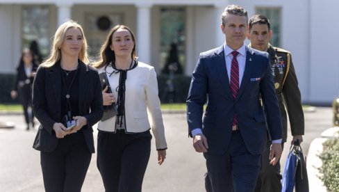 ПРИПРЕМЕ ЗА РАТ У САД? Трампови највиши званичници селе се у војне базе – Рубио, Хегсет, Милер и други (ВИДЕО) ПРИПРЕМЕ ЗА РАТ У САД? Трампови највиши званичници селе се у војне базе – Рубио, Хегсет, Милер и други (ВИДЕО)