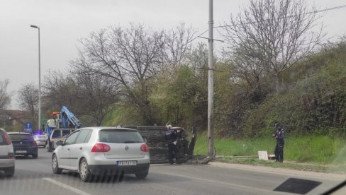 САОБРАЋАЈНА НЕСРЕЋА КОД КВАНТАША: Ауто преврнут, полиција на лицу места (ФОТО)