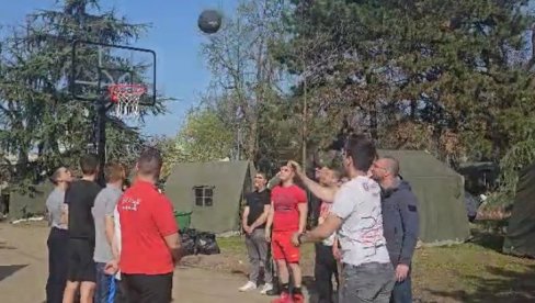 PIONIRSKI PARK: Studenti koji žele da uče šutiraju na koš (VIDEO)