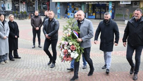 DA SE OVAJ ZLOČIN VIŠE NIKAD NE PONOVI Polaganjem venaca na Trgu braće Milić odata počast stradalima u bombardovanju (FOTO)