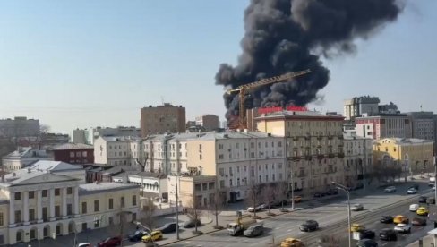 POŽAR U CENTRU MOSKVE: Vatra zahvatila stambeni kompleks, gust crni dim nadvio se nad prestonicom (VIDEO)