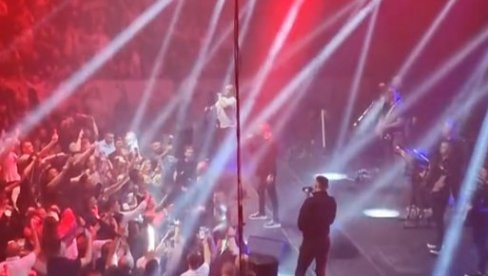 ZNAM JA ŠTA VAS UBIJA - KOSOVO JE SRBIJA Pogledajte kako je protekao koncert Baje Malog Knindže u Kragujevcu (VIDEO)