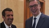 VUČIĆ SA LEGENDARNIM LUISOM FIGOM: Pogledajte susret - srpski predsednik dobio specijalni poklon od vlasnika PSG-a (VIDEO)