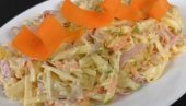 КУПУС САЛАТА СА ШУНКОМ И ПРЕЛИВОМ ОД ГРЧКОГ ЈОГУРТА: Савршен избор за укусан оброк који можете припремити за мање од 15 минута